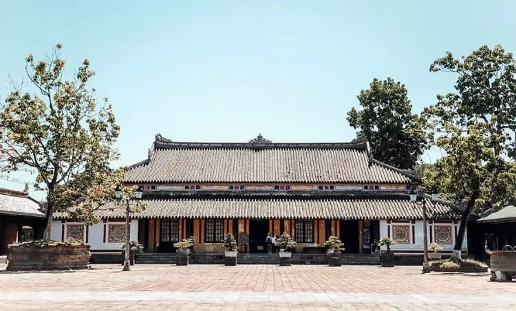 Điện Cần Chánh nổi bật với kiến trúc truyền thống, chạm khắc tinh xảo (Nguồn: Sưu tầm)